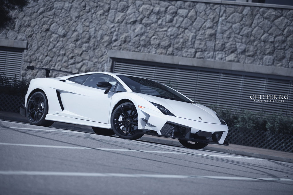 IMAGE: http://images4.fotop.net/albums4/yushin/lamborghini1009/LA_01.jpg
