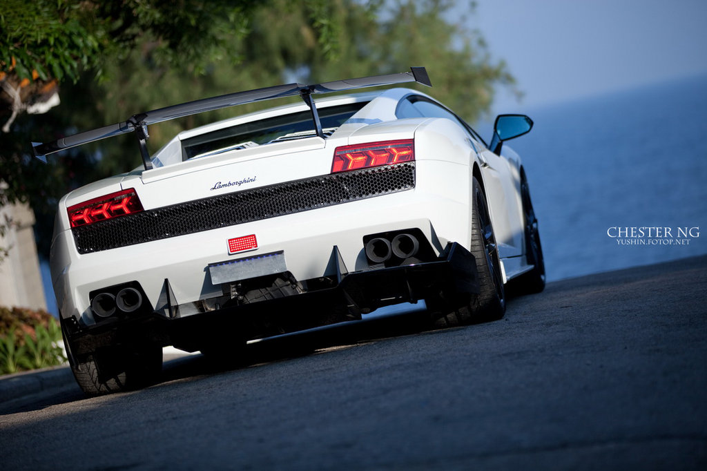 IMAGE: http://images4.fotop.net/albums4/yushin/lamborghini1009/LA_04.jpg