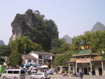陽朔公園門口,左邊為西廊山,可見山上的卧雲亭